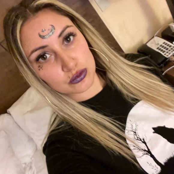 Meet your Posher, Nicole - Picture 3 of 4